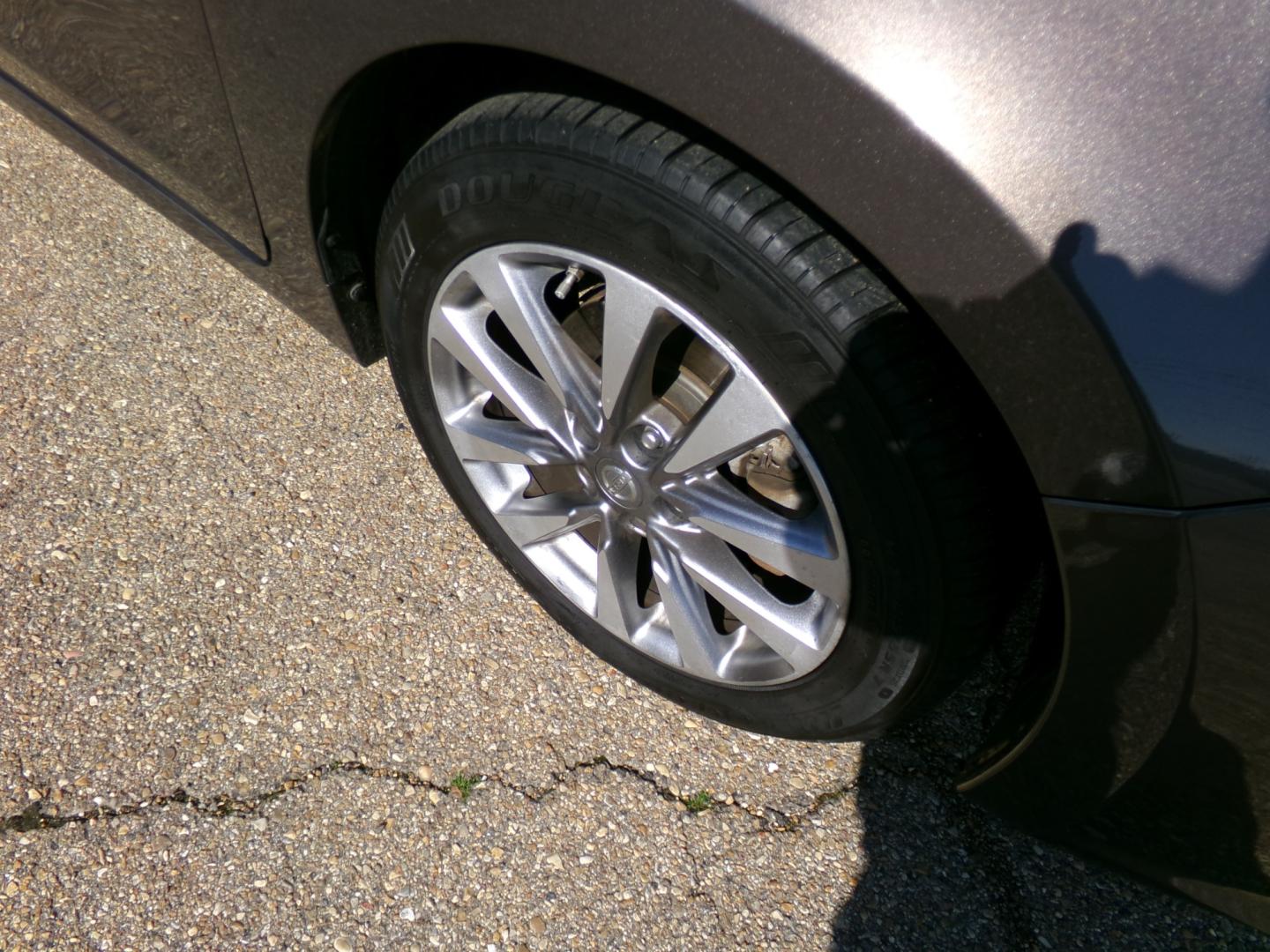 2017 Tobacco Metallic /Black Nissan Altima SL (1N4AL3AP1HC) with an 2.45L engine, automatic transmission, located at 401 First NE, Bearden, AR, 71720, (870) 687-3414, 33.726528, -92.611519 - Photo#4